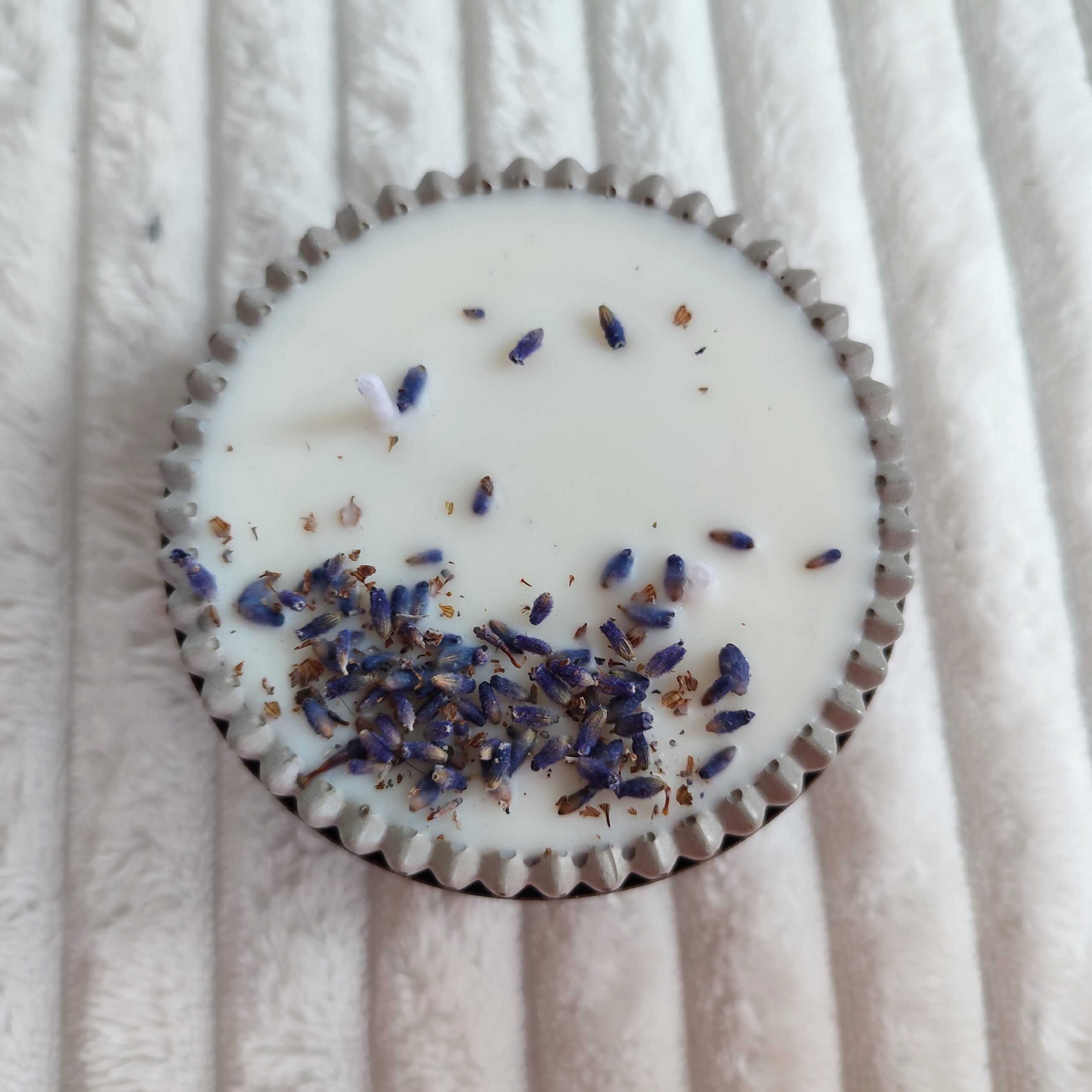 Rapsivahast küünal LAVENDEL